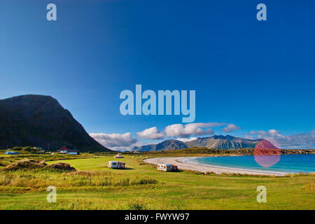 L'herbe verte, une plage de sable et à proximité du site de camping sur l'île Gimsøy Hov sur les Lofoten, dans le nord de la Norvège. Banque D'Images