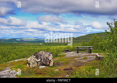 Des bancs en bois et une table d'inviter à un pique-nique avec vue sur la toundra entre Neiden et Bugoyfjord dans la région de Varanger en arc Banque D'Images