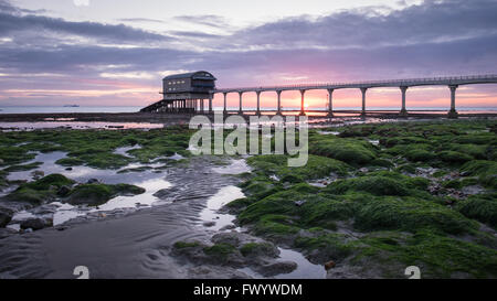 Lever du soleil à la station de sauvetage de la RNLI à Bembridge sur l'île de Wight Banque D'Images