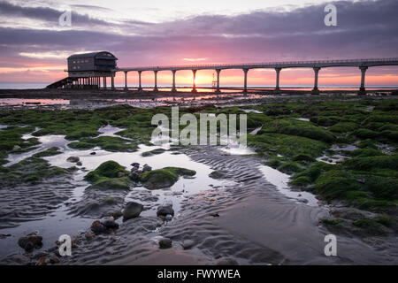 Lever du soleil à la station de sauvetage de la RNLI à Bembridge sur l'île de Wight Banque D'Images