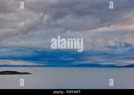 Les nuages orageux sont dominant de l'Atlantique Nord de l'île de Senja, dans le nord de la Norvège. Banque D'Images