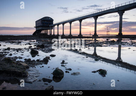 Lever du soleil à la station de sauvetage de la RNLI à Bembridge sur l'île de Wight Banque D'Images