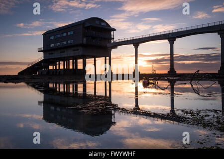 Lever du soleil à la station de sauvetage de la RNLI à Bembridge sur l'île de Wight Banque D'Images