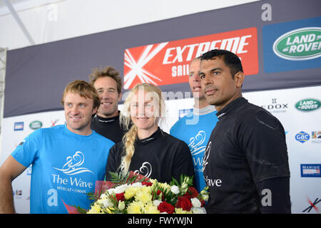 Vague de l'équipe de Muscat Oman au cours de la cérémonie de remise des prix de l'étape de Saint-Pétersbourg de Extreme Sailing Series Banque D'Images