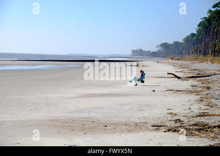 Femme sur l'emplacement de président sur la plage vide la chasse au Island State Park, South Carolina, USA Banque D'Images