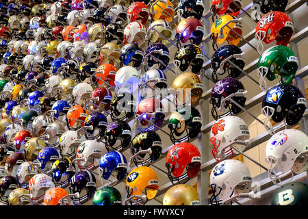 Le casque mur au College Football Hall of Fame, Atlanta, Georgia, USA Banque D'Images