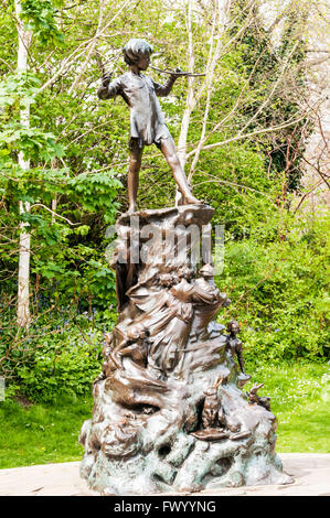 Statue de Peter Pan dans les jardins de Kensington, par Sir George Frampton. Banque D'Images