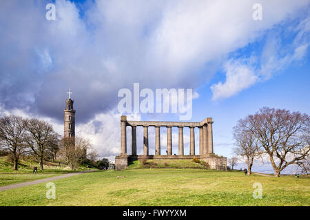 Le Nelson Monument et Monument National sur Calton Hill, Édimbourg, Écosse. Banque D'Images