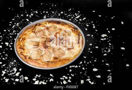 Savoureuse tarte sucré poire isolé sur fond noir Banque D'Images