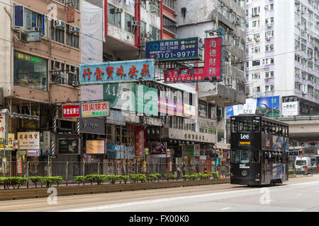 Tramway à impériale et les bâtiments à l'agglomération Causeway Bay à Hong Kong, Chine. Banque D'Images