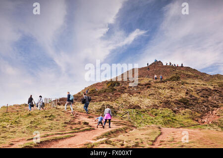 Les randonneurs à pied du haut de Arthur's Seat, Édimbourg, Écosse, Royaume-Uni Banque D'Images