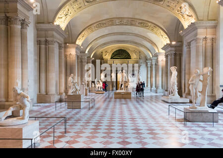 Salle des Caryatides, une chambre dans l'aile Sully du musée du Louvre. Cette chambre abrite des répliques de Romain disparu des statues grecques. Banque D'Images