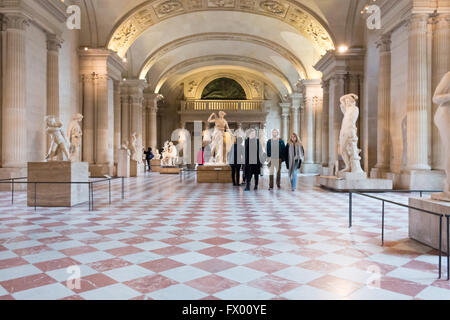 Salle des Caryatides, une chambre dans l'aile Sully du musée du Louvre. Cette chambre abrite des répliques de Romain disparu des statues grecques. Banque D'Images