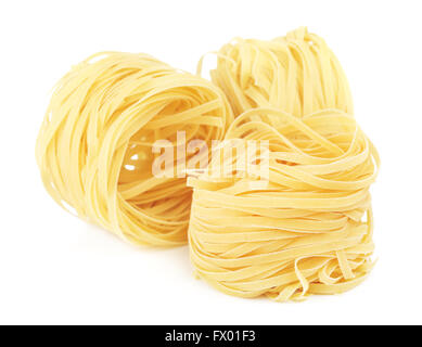 Nid de tagliatelles pâtes crues, isolated on white Banque D'Images