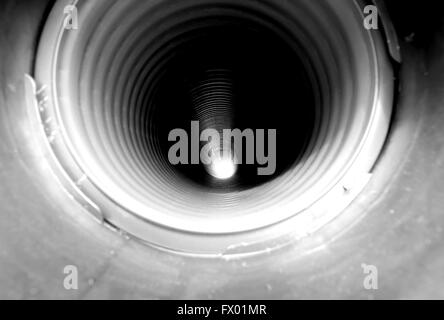 Long tube de plastique pour la pose des conduites d'multiutilies avec le trou au fond Banque D'Images