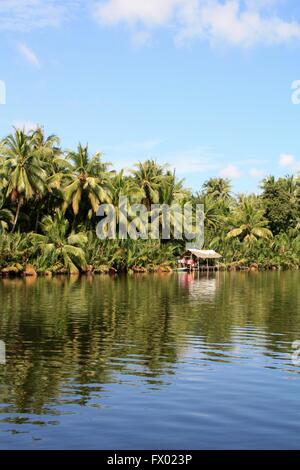 Riverside accueil le long de la rivière Tatai, Koh Kong, Cambodge Banque D'Images