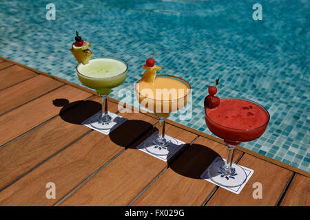 Trois boissons alcoolisées colorées sur une terrasse à côté d'une piscine à Nuevo Vallarta, Mexique Banque D'Images