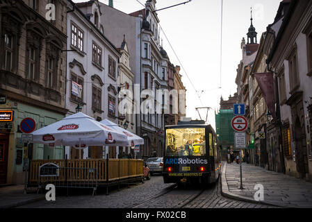 Tramway à Prazska street dans la ville de Pilsen, République Tchèque Banque D'Images
