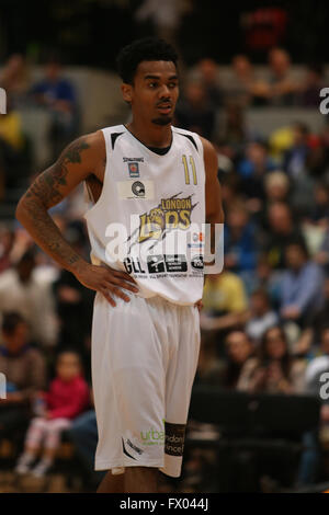 Stratford, au Royaume-Uni. Le 08 Avr, 2016. Boîte de cuivre Arena, Stratford, Royaume-Uni - British Basketball match Leage entre Londres et Lions Loups Worcester - Nick Lewis de Londres durant le match Crédit : Samuel Bay/Alamy Live News Banque D'Images