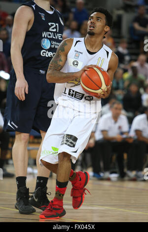 Stratford, au Royaume-Uni. Le 08 Avr, 2016. Boîte de cuivre Arena, Stratford, Royaume-Uni - British Basketball match Leage entre Londres et Lions Loups Worcester - Nick Lewis de Londres avec le ballon Crédit : Samuel Bay/Alamy Live News Banque D'Images