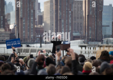 Brooklyn, États-Unis. Le 08 Avr, 2016. Bernie Sanders campagnes à l'émetteur park à Greenpoint. Bernard "Bernie" Sanders est un homme politique américain et les États-Unis le sénateur du Vermont. Il est candidat à l'investiture démocrate à la présidence des États-Unis dans l'élection de 2016. Crédit : Louise Wateridge/Pacific Press/Alamy Live News Banque D'Images