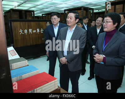 Beijing, Chine. 8Th apr 2016. Liu Qibao (2e R, à l'avant), chef du département de la publicité du Parti communiste chinois (PCC) Comité Central, inspecte Bibliothèque nationale de Chine à Beijing, capitale de Chine, le 8 avril 2016. © Pang Xinglei/Xinhua/Alamy Live News Banque D'Images