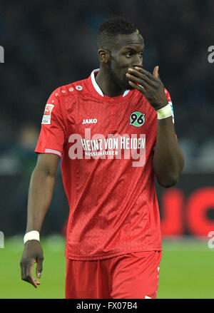 Berlin, Allemagne. 8Th apr 2016. Hanover's Salif Sane réagit au cours du match de football Bundesliga Hanovre 96 vs Hertha Berlin à Berlin, Allemagne, 8 avril 2016. Photo : Rainer Jensen/dpa/Alamy Live News Banque D'Images