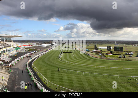 , Aintree Liverpool, Royaume-Uni. 09 avr, 2016. Crabbies Grand Festival National Jour 3. Une vue de la dernière ligne droite avant la journée d'action. Credit : Action Plus Sport/Alamy Live News Banque D'Images