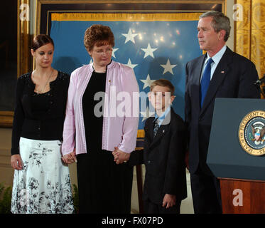 Le 4 avril 2005 - Washington, District of Columbia, United States of America - Washington, DC - 4 avril 2005 -- Le président des États-Unis George W. Bush présente la plus haute distinction pour la vaillance, la médaille d'honneur, à titre posthume, pour le Sergent de 1re classe Paul Ray Smith, Armée des États-Unis, dans l'East Room de la Maison Blanche à Washington, DC, le 4 avril 2005. Le sergent Smith a été tué le 4 avril 2003, tout en protégeant plus d'une centaine de troupes sous son commandement, près de l'aéroport de Bagdad. Smith est le premier soldat de l'Opération Liberté pour l'Irak à se voir décerner la Médaille d'honneur. De gauche Banque D'Images