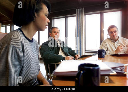 Thurmont, Maryland, USA. 7Th apr 2001. Le président des États-Unis George W. Bush reçoit un exposé du Conseiller à la sécurité nationale, Condoleeza Rice, à gauche, et le directeur de la CIA George Tenet à Camp David, la retraite présidentielle près de Thurmont, Maryland samedi matin, 7 avril, 2001.Crédit obligatoire : Eric Draper/White House via CNP © Eric Draper/CNP/ZUMA/Alamy Fil Live News Banque D'Images