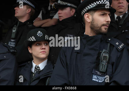 Londres, Royaume-Uni. 09Th apr 2016. Les agents de police en dehors de l'hotel Connaught, qu'il a été entouré par des manifestants/Jaiyesimi Crédit : Thabo Alamy Live News Banque D'Images