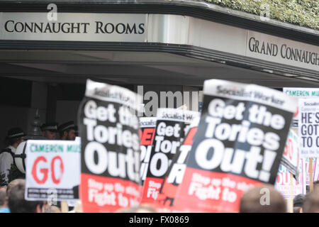 Londres, Royaume-Uni. 09 avr, 2016. Les manifestants en face de la police devant l'hotel Connaught, qu'il a été entouré par des manifestants/Jaiyesimi Crédit : Thabo Alamy Live News Banque D'Images