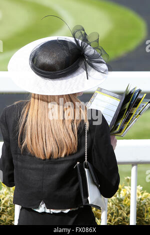 , Aintree Liverpool, Royaume-Uni. 09 avr, 2016. Crabbies Grand Festival National Jour 3. La Lady reading programme de course à l'anneau de parade. Credit : Action Plus Sport/Alamy Live News Banque D'Images