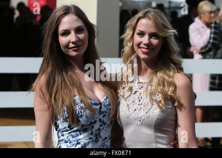 , Aintree Liverpool, Royaume-Uni. 09 avr, 2016. Crabbies Grand Festival National Jour 3. Les amis posent pour une photo. Credit : Action Plus Sport/Alamy Live News Banque D'Images