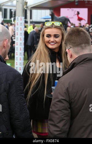 , Aintree Liverpool, Royaume-Uni. 09 avr, 2016. Crabbies Grand Festival National Jour 3. Crabbie's girl promotionnel avec chat racegoers. Credit : Action Plus Sport/Alamy Live News Banque D'Images