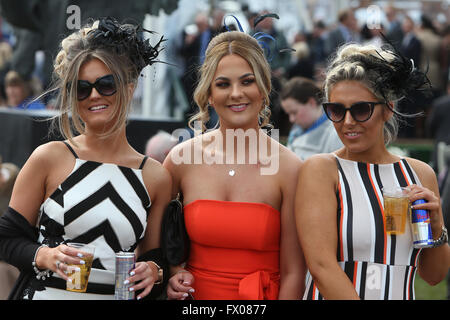 , Aintree Liverpool, Royaume-Uni. 09 avr, 2016. Crabbies Grand Festival National Jour 3. Fans de course locale glamour arrivent à l'hippodrome. Credit : Action Plus Sport/Alamy Live News Banque D'Images