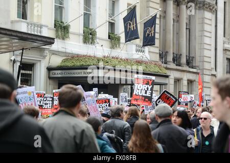 Londres, Royaume-Uni. 9 avril 2016. De grandes manifestations à l'extérieur de la Conférence du printemps du parti conservateur. Crédit : Marc Ward/Alamy Live News Banque D'Images