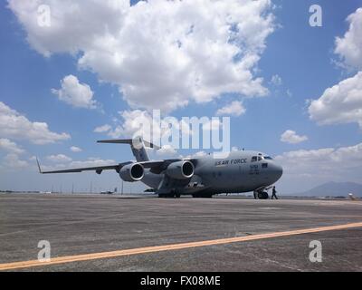 Deux avions jet supersonique des Forces armées des Philippines (AFP) et d'autres avions de chasse et de sauvetage de l'USA a été présenté au cours de l'exercices Balikatan Joint-Military entre les Etats-Unis et les troupes de l'Armée de l'Air Philippine en ville, la base aérienne de Clark au cours de la célébration de la Journée de la vaillance. Selon le Capitaine Celeste Frank Sayson, porte-parole de Balikatan, les deux FA-50 Golden Eagle d'avions de chasse font partie de l'armée philippine modernation et rien à voir avec le conflit des Philippines et de la Chine sur les îles Spratly. Le capitaine aussi Capinpin a dit à la presse que le parachutiste qui est mort Banque D'Images