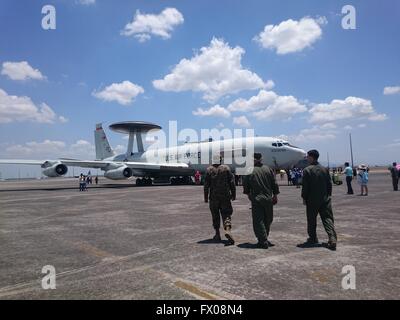 Les soldats américains qui se rendent aux États-Unis des forces de l'air Boeing E-3A AWACS Sentry. Deux avions jet supersonique des Forces armées des Philippines (AFP) et d'autres avions de chasse et de sauvetage de l'USA a été présenté au cours de l'exercices Balikatan Joint-Military entre les Etats-Unis et les troupes de l'Armée de l'Air Philippine en ville, la base aérienne de Clark au cours de la célébration de la Journée de la vaillance. Selon le Capitaine Celeste Frank Sayson, porte-parole de Balikatan, les deux FA-50 Golden Eagle d'avions de chasse font partie de l'armée philippine modernation et rien à voir avec le conflit des Philippines et de la Chine sur les îles Spratly contestée Banque D'Images