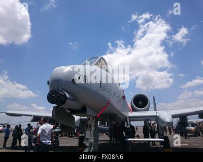 Aux Philippines. 09 avr, 2016. Deux avions jet supersonique des Forces armées des Philippines (AFP) et d'autres avions de chasse et de sauvetage de l'USA a été présenté au cours de l'exercices Balikatan Joint-Military entre les Etats-Unis et les troupes de l'Armée de l'Air Philippine en ville, la base aérienne de Clark au cours de la célébration de la Journée de la vaillance. Sherbien Dacalanio : Crédit/Pacific Press/Alamy Live News Banque D'Images