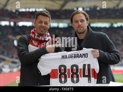 Michi Beck du groupe hip-hop Die Fantastischen Vier (L) et l'ancien gardien du VfB Timo Hildebrand brandis un jersey en avant de la Bundesliga match de football entre le VfB Stuttgart et le Bayern de Munich dans la Mercedes Benz Arena de Stuttgart, Allemagne, 09 avril 2016. Le numéro sur la chemise quantifie l'Hildebrand's record of 884 minutes sans buts contre lui. Les 36 ans a terminé sa carrière professionnelle de 17 ans en mars 2016. Photo : MARIJAN MURAT/dpa (EMBARGO SUR LES CONDITIONS - ATTENTION - En raison de la lignes directrices d'accréditation, le LDF n'autorise la publication et l'utilisation de jusqu'à 15 pic Banque D'Images