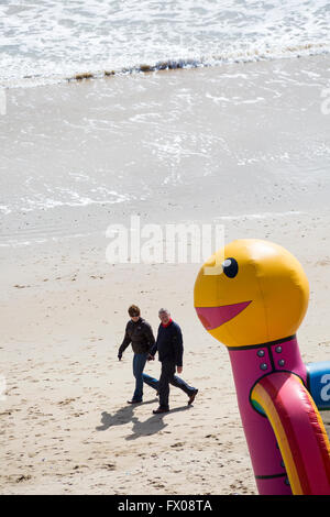 Bournemouth, Dorset, UK 9 avril 2016. Météo France : les pluies d'avril et le soleil à la plage de Bournemouth - smiles comme couple marche main dans la main le long de la plage. Credit : Carolyn Jenkins/Alamy Live News Banque D'Images