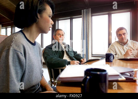 Le président des États-Unis George W. Bush reçoit un exposé du Conseiller à la sécurité nationale, Condoleeza Rice, à gauche, et le directeur de la CIA George Tenet à Camp David, la retraite présidentielle près de Thurmont, Maryland samedi matin, 7 avril, 2001. Crédit obligatoire : Eric Draper/White House via CNP - AUCUN FIL SERVICE - Banque D'Images