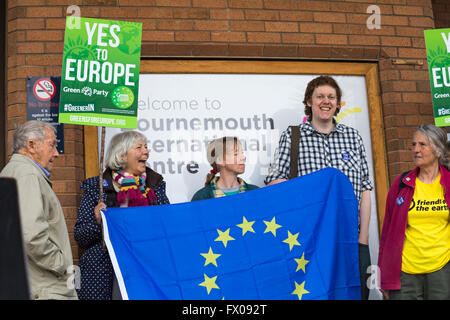 Bournemouth, Royaume-Uni 9 avril 2016. Homme avec des pancartes OUI à l'Europe par le Parti Vert se tenait à l'extérieur de BIC (Bournemouth International Centre) à la conférence des parties pour BREXIT. Credit : Carolyn Jenkins/Alamy Live News Banque D'Images
