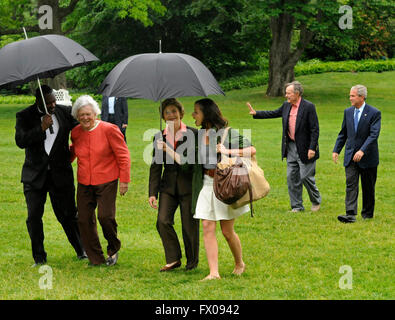 L'ancien Président des États-Unis George H. W. Bush (2e, R) promenades avec le président américain George W. Bush comme un aide aide les ex-première dame Barbara Bush et la Première dame Laura Bush (C) se promène avec sa fille Barbara, à mesure qu'ils arrivent à la Maison blanche d'un week-end à la Crawford, Texas ranch, 11 mai 2008 à Washington, DC. Jenna Bush, dont la fille épousa Henry Hager au ranch, a décrit l'expérience comme 'a été spectaculaire et c'est tout ce que nous espérions". Crédit : Mike Theiler/Piscine via CNP - AUCUN FIL SERVICE - Banque D'Images