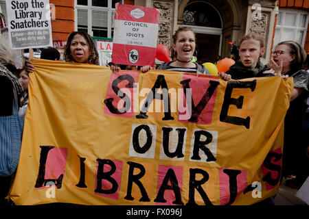 Londres, Royaume-Uni. 09 avr, 2016. Les manifestants faisant campagne contre la fermeture des bibliothèques à Lambeth et pour le plan pour les convertir en '' livresque des gymnases. Marche de protestation s'est terminée à l'extérieur de Tate Library Crédit : Miel Salvadori/Alamy Live News Banque D'Images