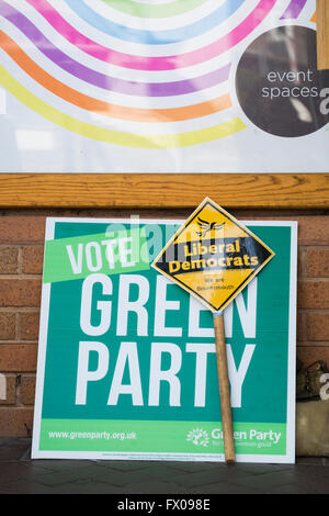 Bournemouth, Royaume-Uni 9 avril 2016. Homme avec des pancartes OUI à l'Europe par le Parti Vert se tenait à l'extérieur de BIC (Bournemouth International Centre) à la conférence des parties pour BREXIT. Credit : Carolyn Jenkins/Alamy Live News Banque D'Images