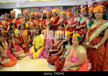 Jodhpur, Inde. 09 avr, 2016. Dames de la société Maheshvari le port du turban à l'occasion du Festival Gangaur '' organisé par Maheshvari Mahila Mandal dans Jodhpur Jodhpur, Rajasthan le samedi. Credit : Sunil Verma/Pacific Press/Alamy Live News Banque D'Images