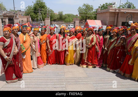 Jodhpur, Inde. 09 avr, 2016. Dames de la société Maheshvari le port du turban à l'occasion du Festival Gangaur '' organisé par Maheshvari Mahila Mandal dans Jodhpur Jodhpur, Rajasthan le samedi. Credit : Sunil Verma/Pacific Press/Alamy Live News Banque D'Images