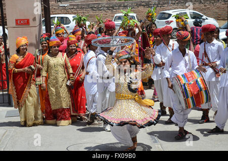 Jodhpur, Inde. 09 avr, 2016. Dames de la société Maheshvari portant turban danse avec artiste folklorique à l'occasion du Festival Gangaur '' organisé par Maheshvari Mahila Mandal dans Jodhpur Jodhpur, Rajasthan le samedi. Credit : Sunil Verma/Pacific Press/Alamy Live News Banque D'Images